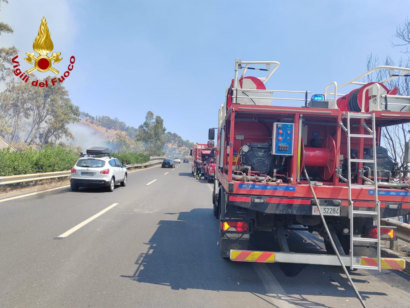 Incendio a Taormina minaccia diverse abitazioni, domato dopo l’intervento dei vigili del fuoco / Video