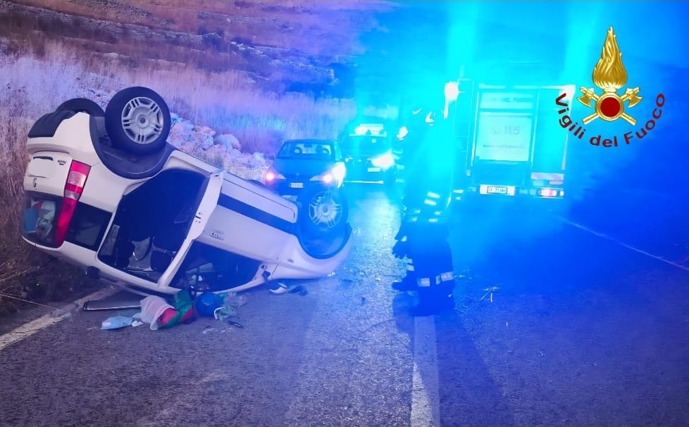 Auto si ribalta nel Ragusano, in ospedale una donna e i suoi tre figli