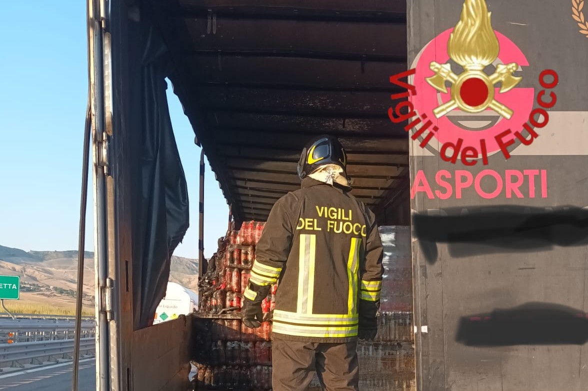 Incendio sulla A19 Catania – Palermo ad un mezzo che trasportava bevande