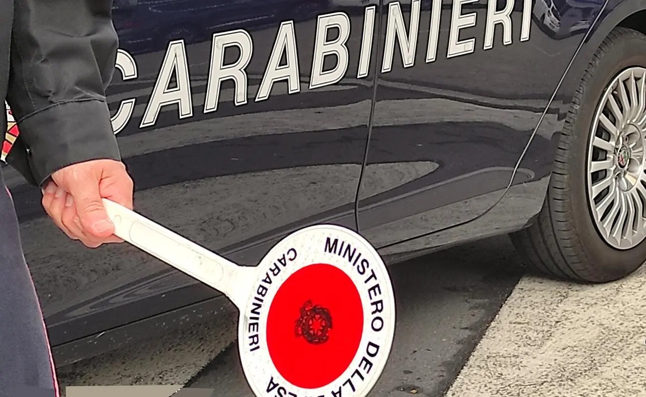 Fuggono all’alt e aggrediscono i carabinieri, tre arresti e una denuncia a Palermo