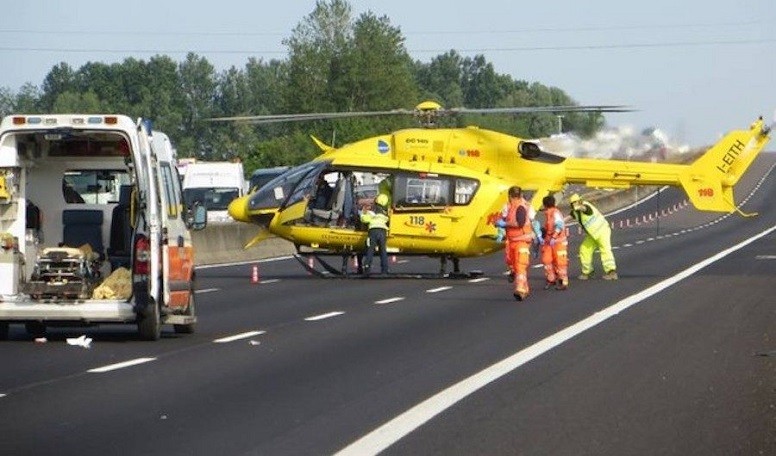 Moto di grossa cilindrata si schianta in autostrada con fila di auto in coda: morto il centauro, grave la passeggera