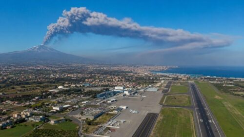 Emergenza Etna. A Fontanarossa chiusi i settori B1 e B2; limite di 5 aerei in arrivo ogni ora fino alle 14, nessuna restrizione in partenza