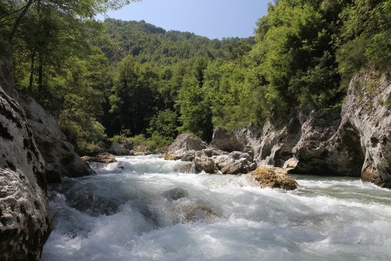 Rischia di affogare nelle rapide di un fiume, ma viene salvata da un agente di Polizia Municipale fuori servizio