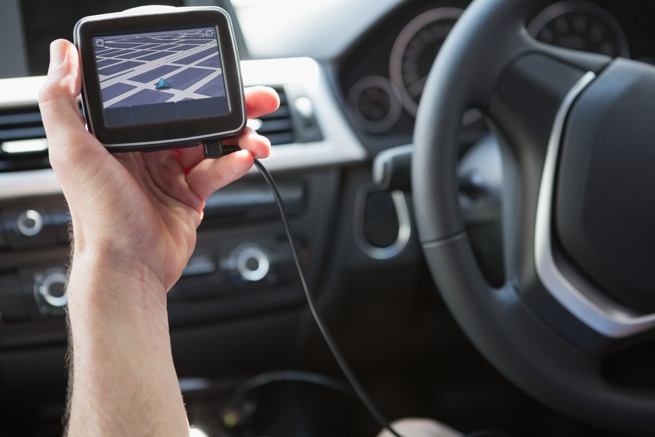 Piazza un Gps nell’auto della sua ex e ne segue i movimenti: 55enne arrestato