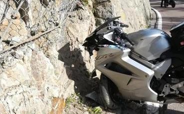 Morta centaura 62enne dopo aver perso il controllo della sua moto finendo contro parete rocciosa
