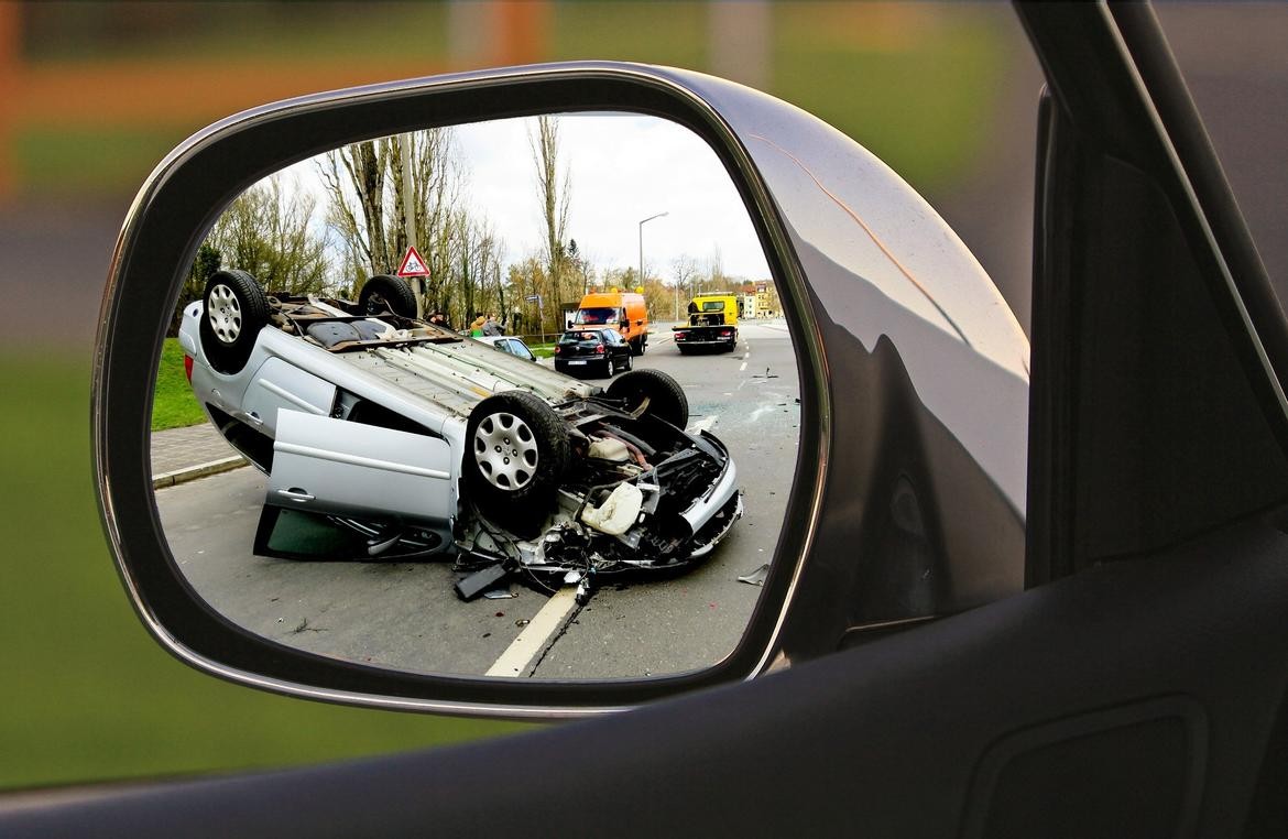 Auto esce di strada e si ribalta: muoiono il padre di 54 anni e la figlia di 14; ferita la madre