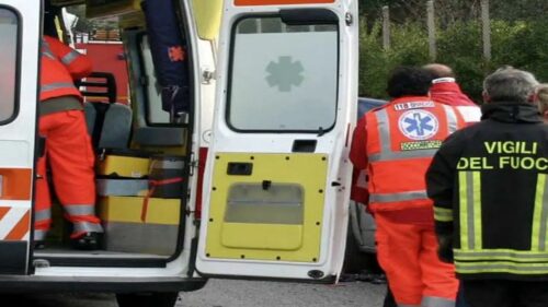 Resta incastrato da un gioco erotico e finisce in ospedale, ma per salvarlo arrivano i Vigili del fuoco