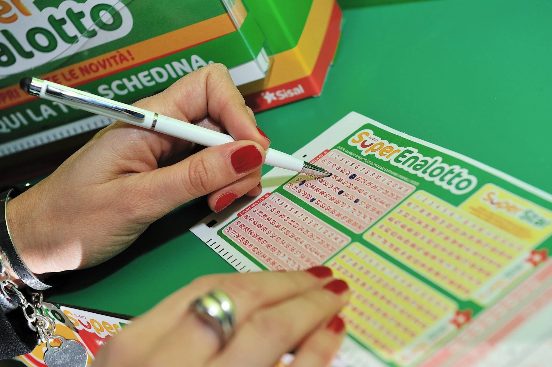 Il SuperEnalotto fa sognare: lunedì 17 agosto jackpot a 210 milioni, il secondo più alto della storia