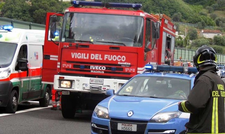 Tragica fine per un centauro 67enne: perde il controllo della sua moto e si schianta contro il guardrail