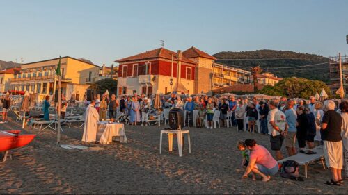 Chiese vuote e spiagge piene: sacerdote decide di celebrare messa in riva al mare, ed è subito gran successo
