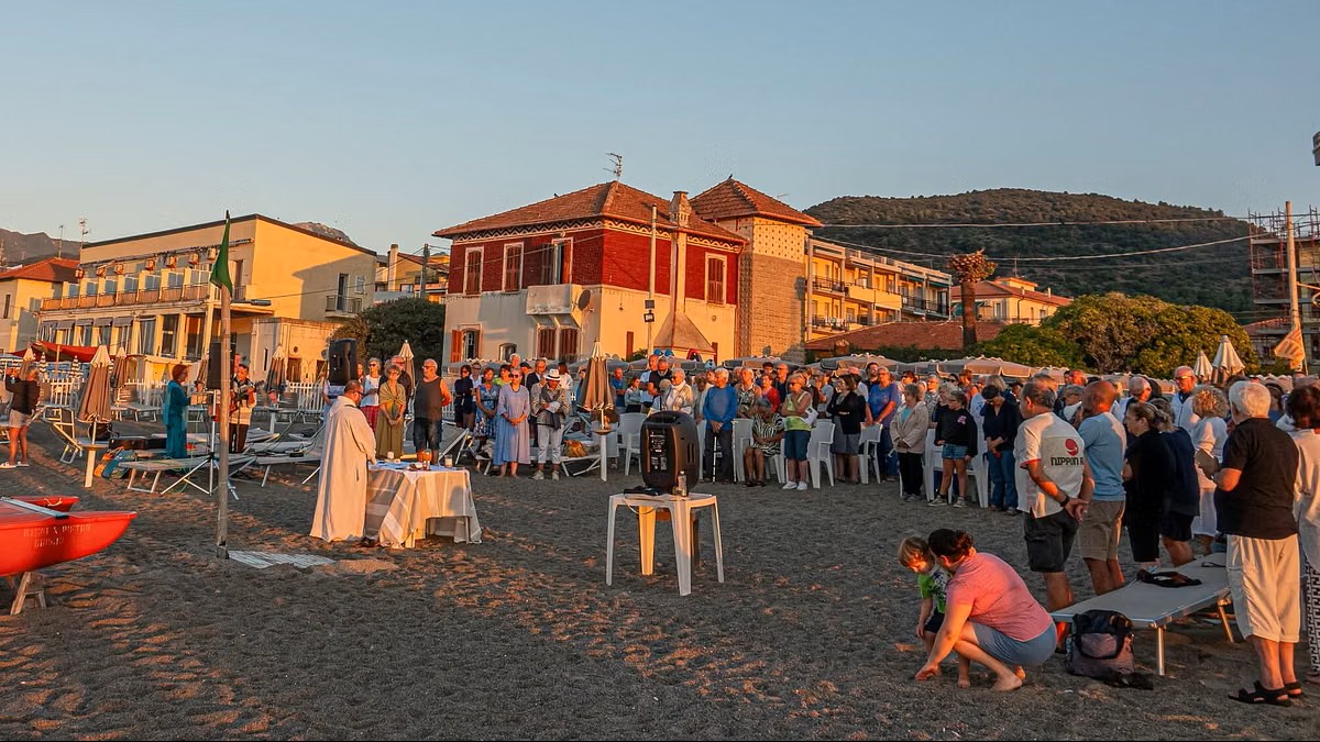Chiese vuote e spiagge piene: sacerdote decide di celebrare messa in riva al mare, ed è subito gran successo