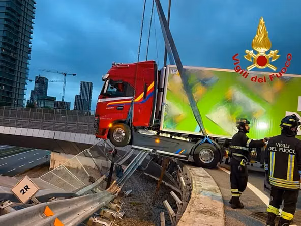 Tir sfonda guard rail su rotatoria e rimane sospeso nel vuoto 
