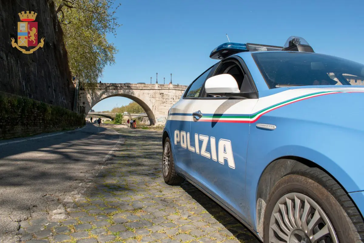 Si libera del braccialetto e incendia negozio ex compagna, arrestato a Roma