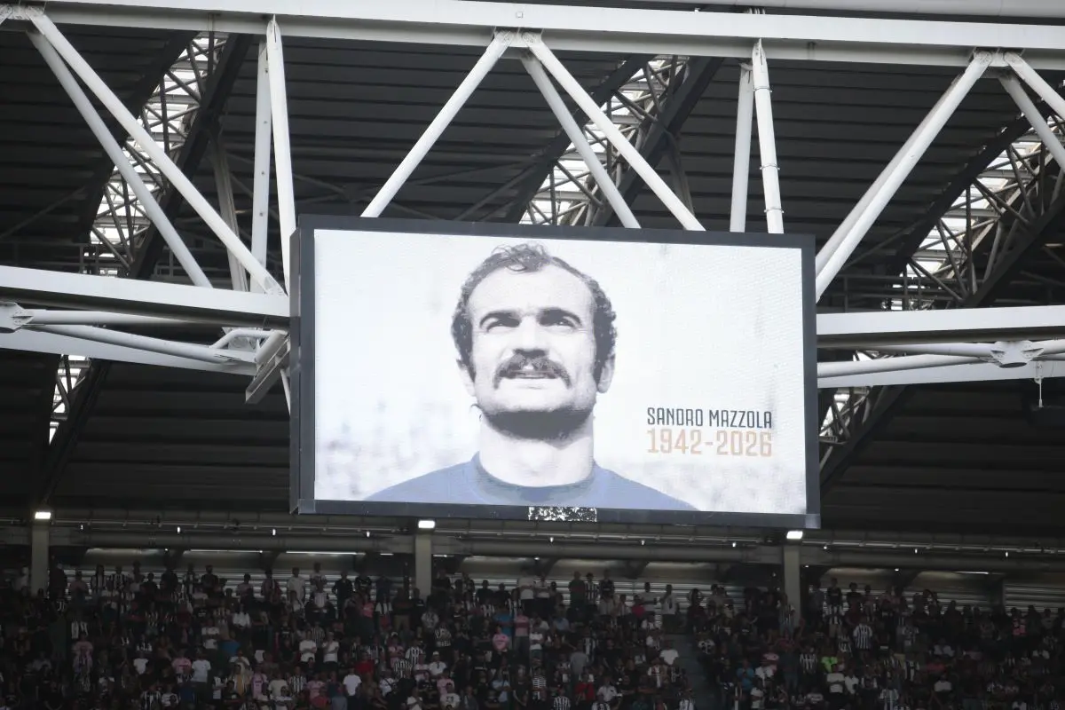 Tifosi di spalle durante il minuto di silenzio per Mazzola, Juventus multata