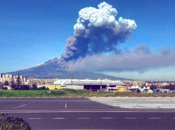 Etna, cenere lavica nei cieli di Catania: aeroporto fermo, voli sospesi fino alle 12 di domani