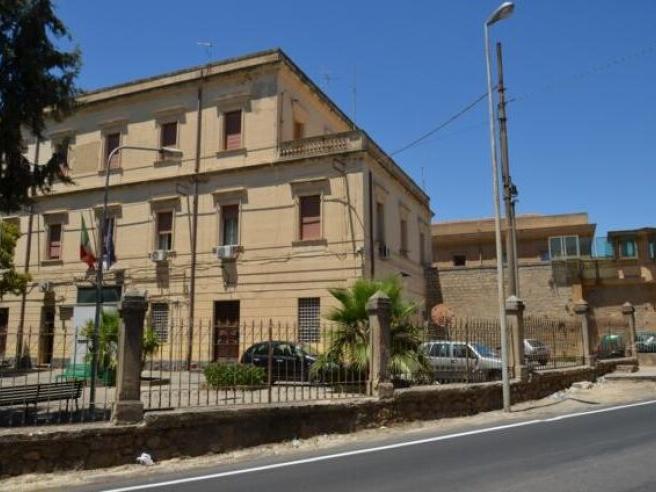 Caltanissetta, smartphone e droga scoperti in carcere: operazione della Polizia Penitenziaria