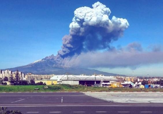 Emissione di cenere vulcanica dall’Etna: prorogata fino alle 10 del 15 settembre la sospensione dei voli in partenza e arrivo