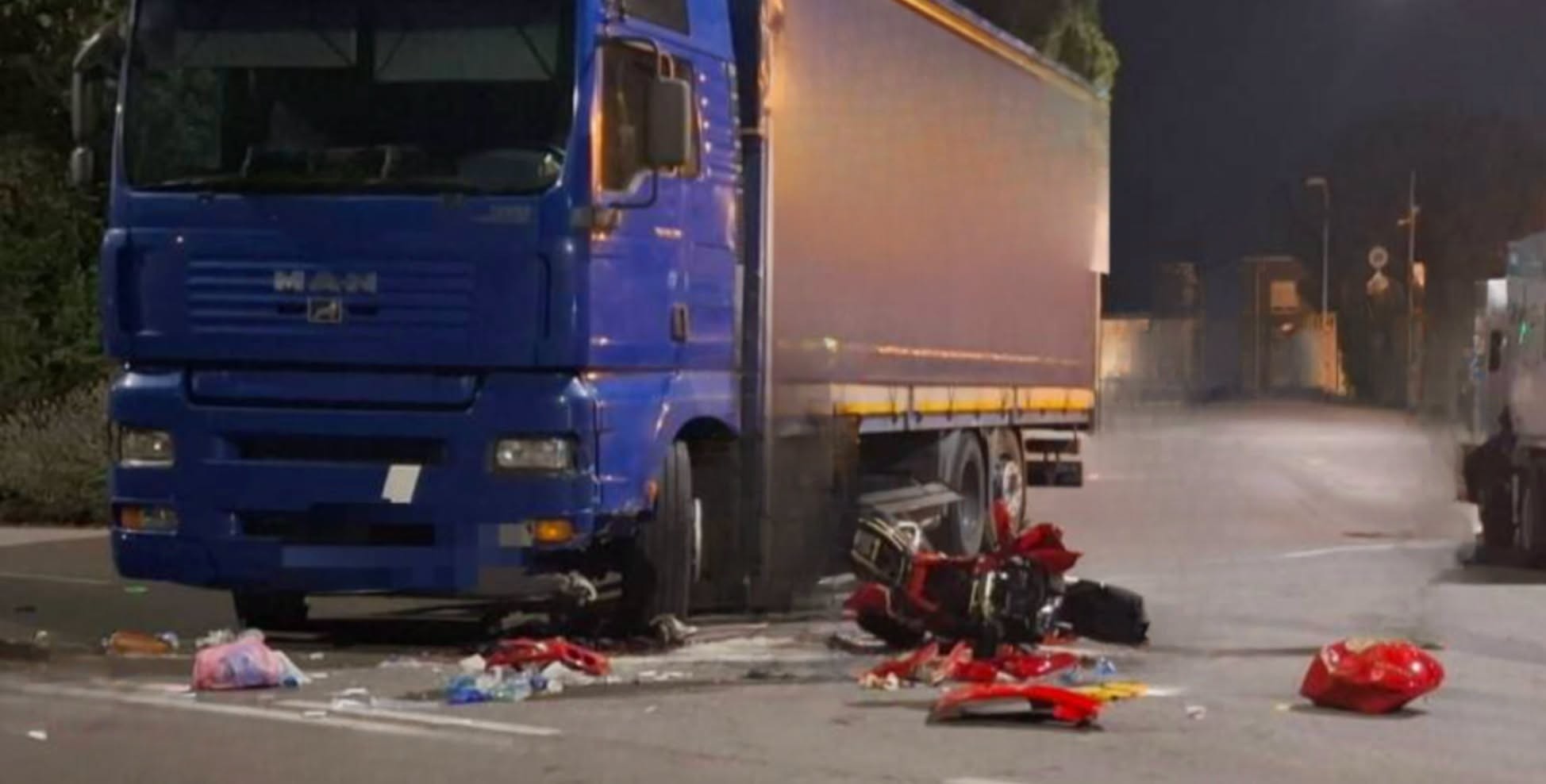 Schianto violentissimo tra moto e camion: morto bambino di 10 anni, in gravissime condizioni il padre