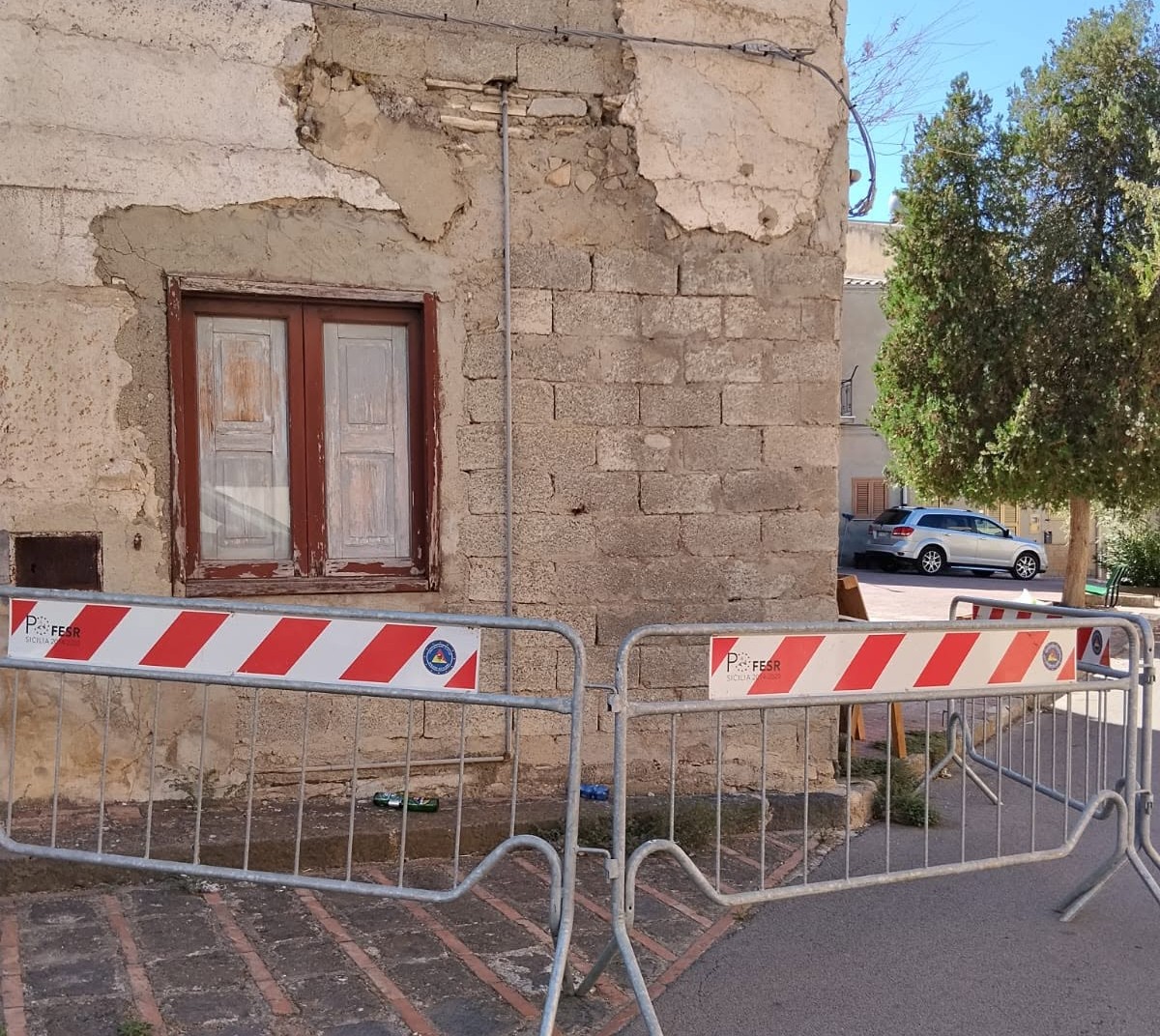 Bompensiere. Nido di calabroni in pieno centro abitato: intervengono i Vigili del Fuoco