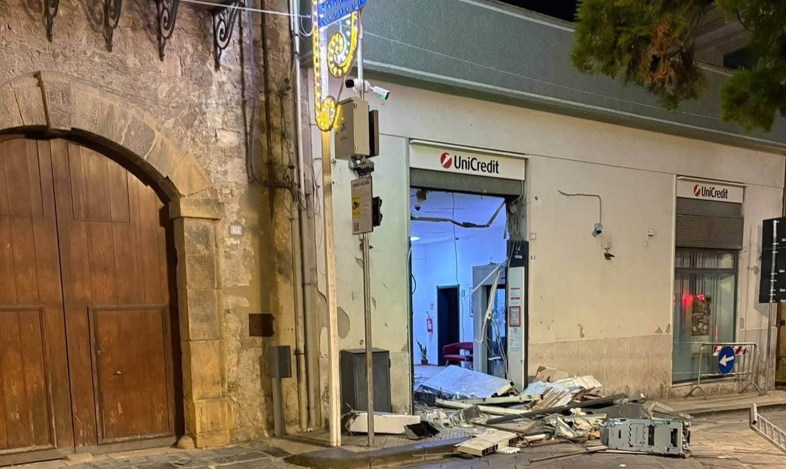 Di nuovo in azione la banda delle spaccate a Mazzarino: nella notte assaltate filiale di una banca e una gioielleria