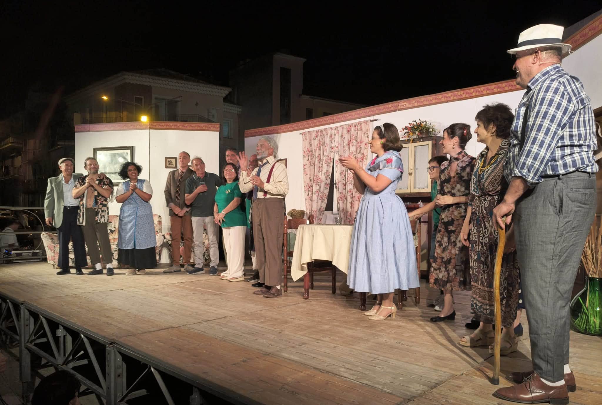 San Cataldo. Piazza gremita e cuore pieno di emozioni per la commedia “Camurriusa, Capricciusa, Piducchiusa” dell’Associazione “Quarta Parete”