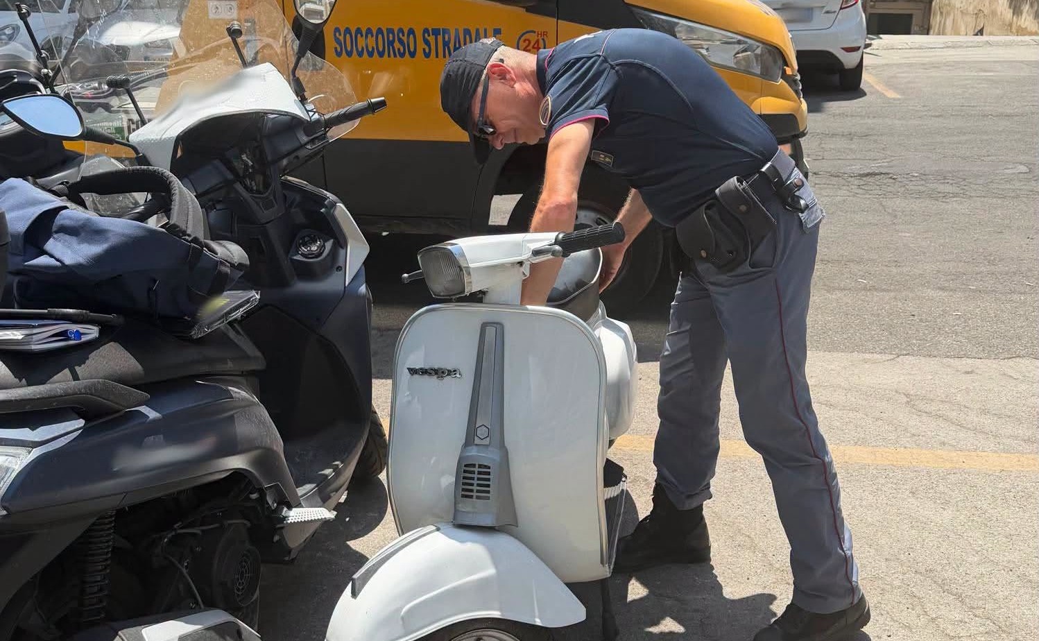In commissariato per l’obbligo di firma con una Vespa rubata 40 anni fa: denunciato 30enne