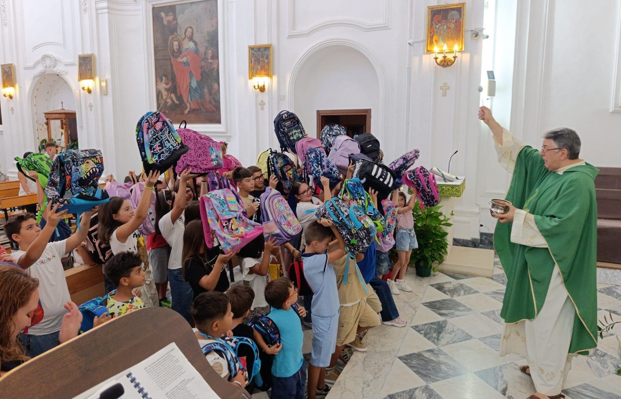 Serradifalco. Alla Chiesa dell’Immacolata benedetti gli zaini dei piccoli alunni in vista del nuovo anno scolastico