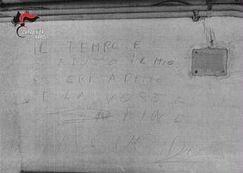 A Napoli arrestato 44enne per maltrattamenti all’ex moglie, sul muro aveva scritto: “Il tempo è scaduto vi uccido”