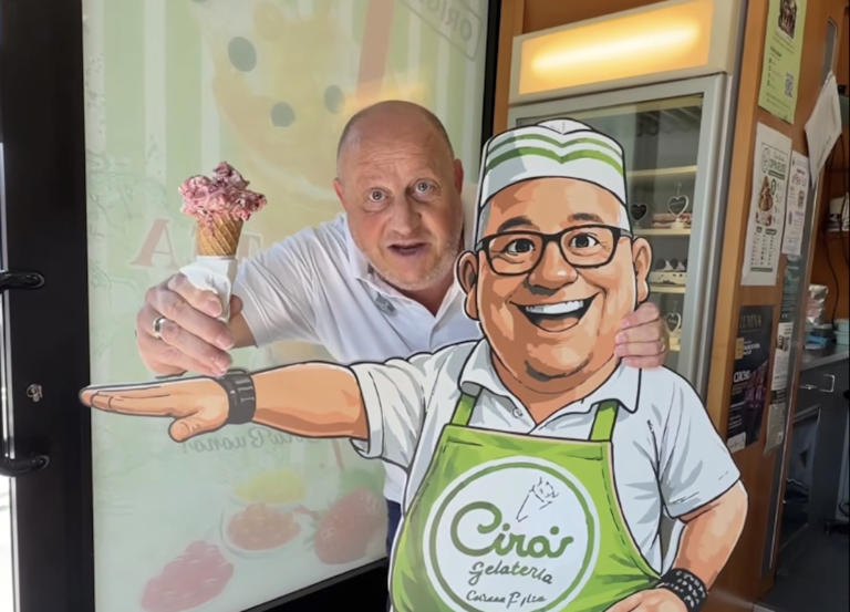 Il metro per il gelato gratis viene scambiato per un saluto fascista: «Ma è una promozione, il gelato è apolitico» 
