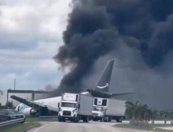 Aereo Boeing 767 cargo di Amazon esce di pista, si schianta e prende fuoco a Miami: “Almeno 5 morti”