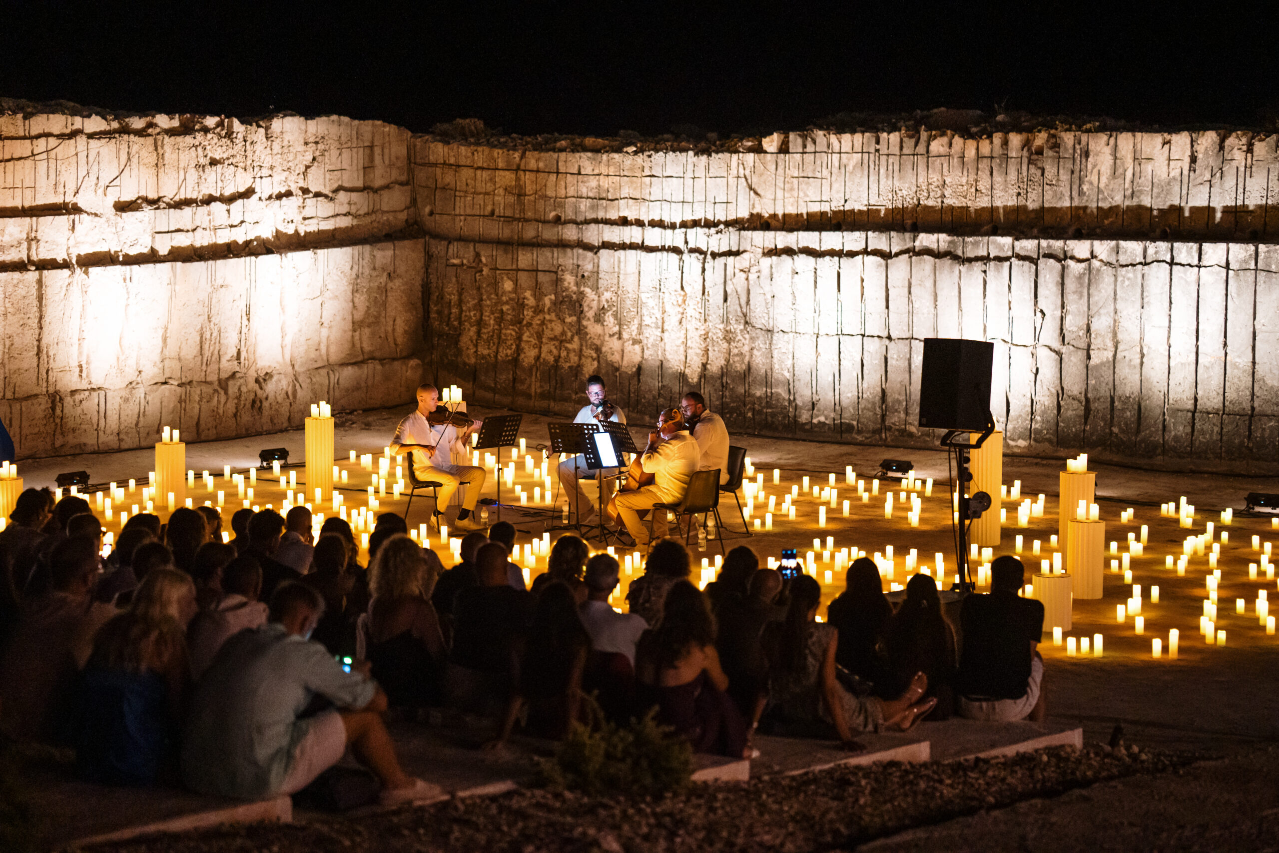A Lampedusa è magia pura, oltre 400 spettatori per “The night of candles” all’antico Teatro della Cava