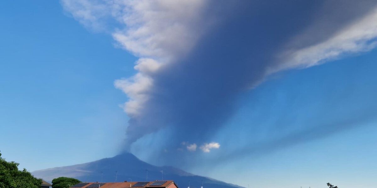 Attività eruttiva dell’Etna: all’aeroporto di Catania disposta chiusura settori C1 e B3, sospese attività di volo in arrivo e partenza fino alle 22