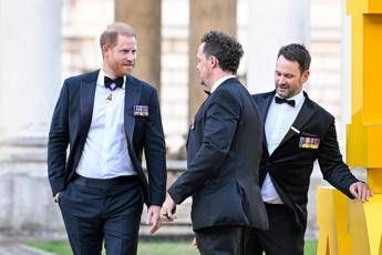 Harry fa la sua prima apparizione pubblica dopo il ritorno a Londra. Meghan non è al suo fianco﻿
