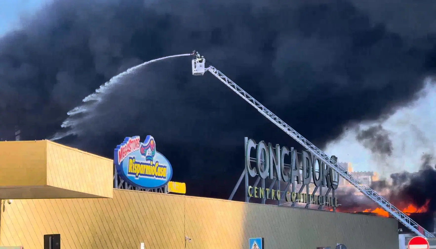 Incendio sul tetto del centro commerciale Conca d’Oro di Palermo, in corso le operazioni di evacuazione / Video