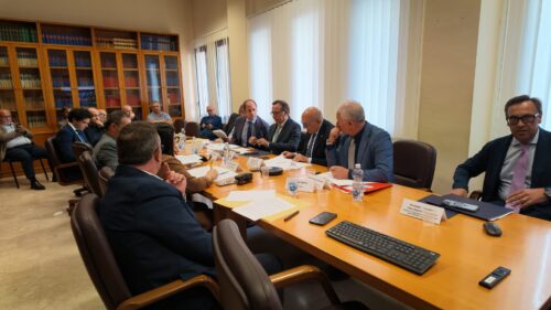 Caro carburanti, Aricò incontra gli autotrasportatori: «Contributi fino a 50 mila euro e la Regione chiederà una deroga al “super de minimis”»