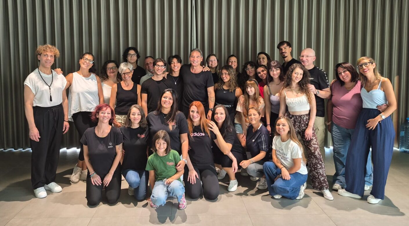 Caltanissetta. Dal lavoro del performer allo spazio scenico alle emozioni, successo di pubblico per la Masterclass di Graziano Galàtone alla teatreria “Salto nel Vuoto”: «Il teatro è la cosa più viva e vera che esista»