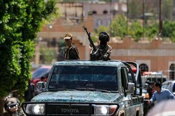 Medioriente, Houthi: “Abbattuto caccia saudita”. L’ambasciata Usa in Arabia: “Americani non vengano qui, rischio droni e attacchi”
