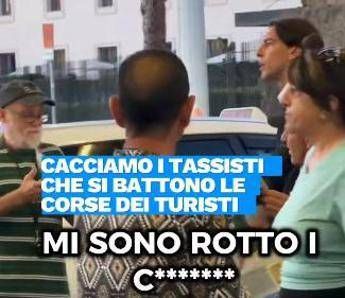 Roma Termini, blitz dell’assessore Onorato contro i tassisti furbetti: “Spennano i turisti, che figura facciamo in tutto il mondo?”