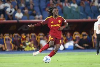 Roma, ansia Manu Koné: infortunio al ginocchio contro il Fenerbahce