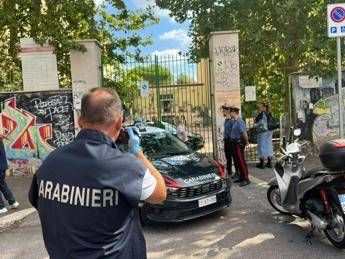 Roma, studente 13enne spruzza spray urticante e accoltella la prof: vittima non in pericolo di vita