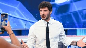 Sanremo 2027, De Martino cambia le regole: voto online ed Eurovision, 24 Big in gara e paletti su Ia