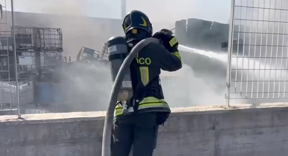 Incendio nella zona industriale di Catania, notte di lavoro per Vigili del fuoco