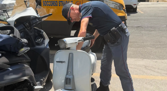 Si presenta in commissariato a Catania con una Vespa rubata nel 1984 a Milano, denunciato: il mezzo è stato restituito al proprietario