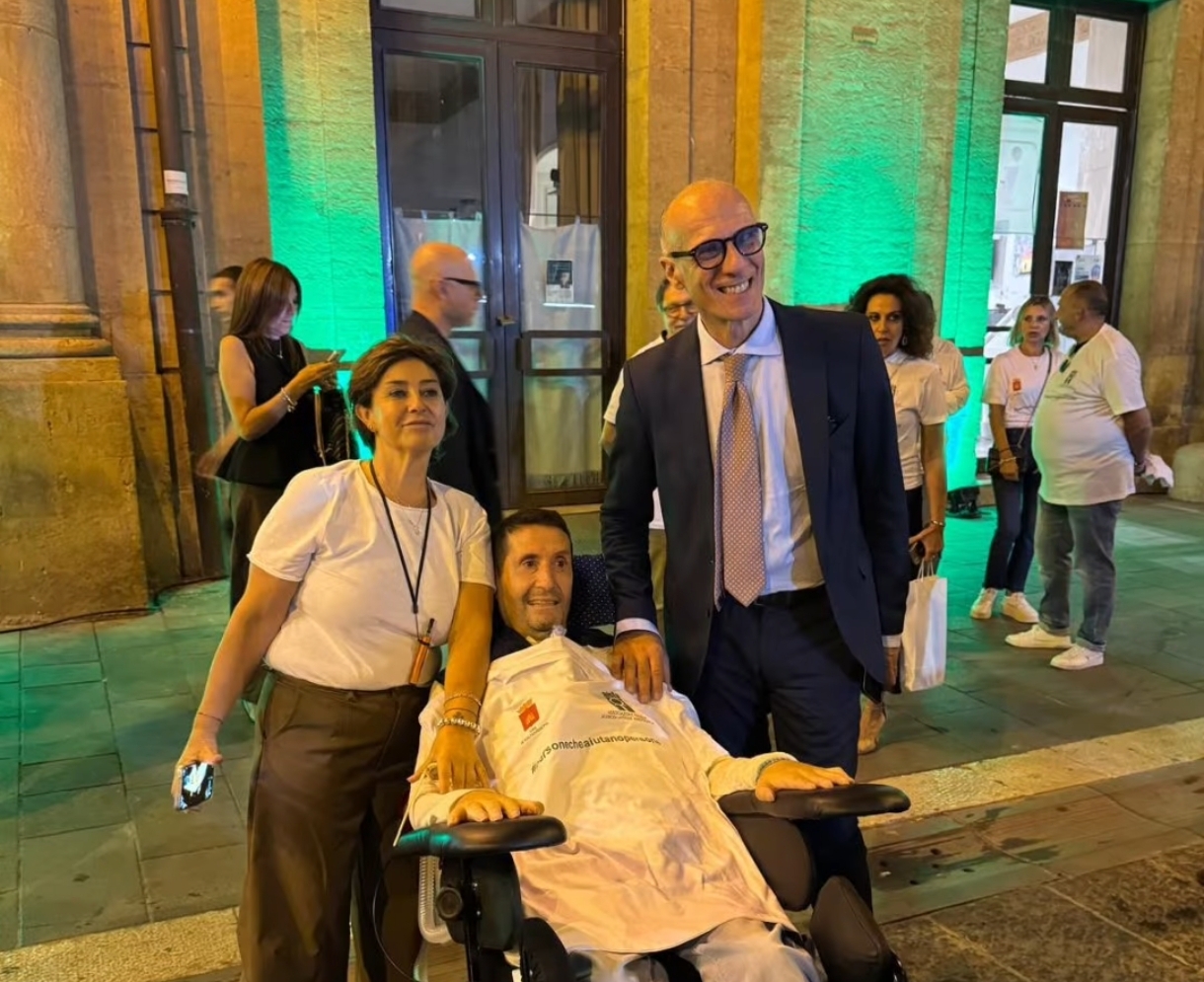 Caltanissetta si illumina di verde per la SLA, la speranza ha anche il volto di Davide La Paglia
