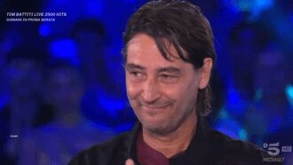 Simone Annicchiarico squalificato dal Gf Vip, le scuse in diretta: “Mi sono sentito tradito da me stesso”