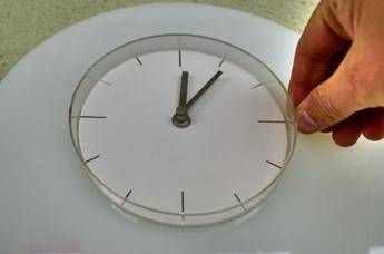 Torna l’ora solare, vantaggi e svantaggi: conviene mantenere quella legale?