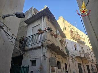 Trapani, crolla il balcone della sua casa: morta una donna a Mazara del Vallo