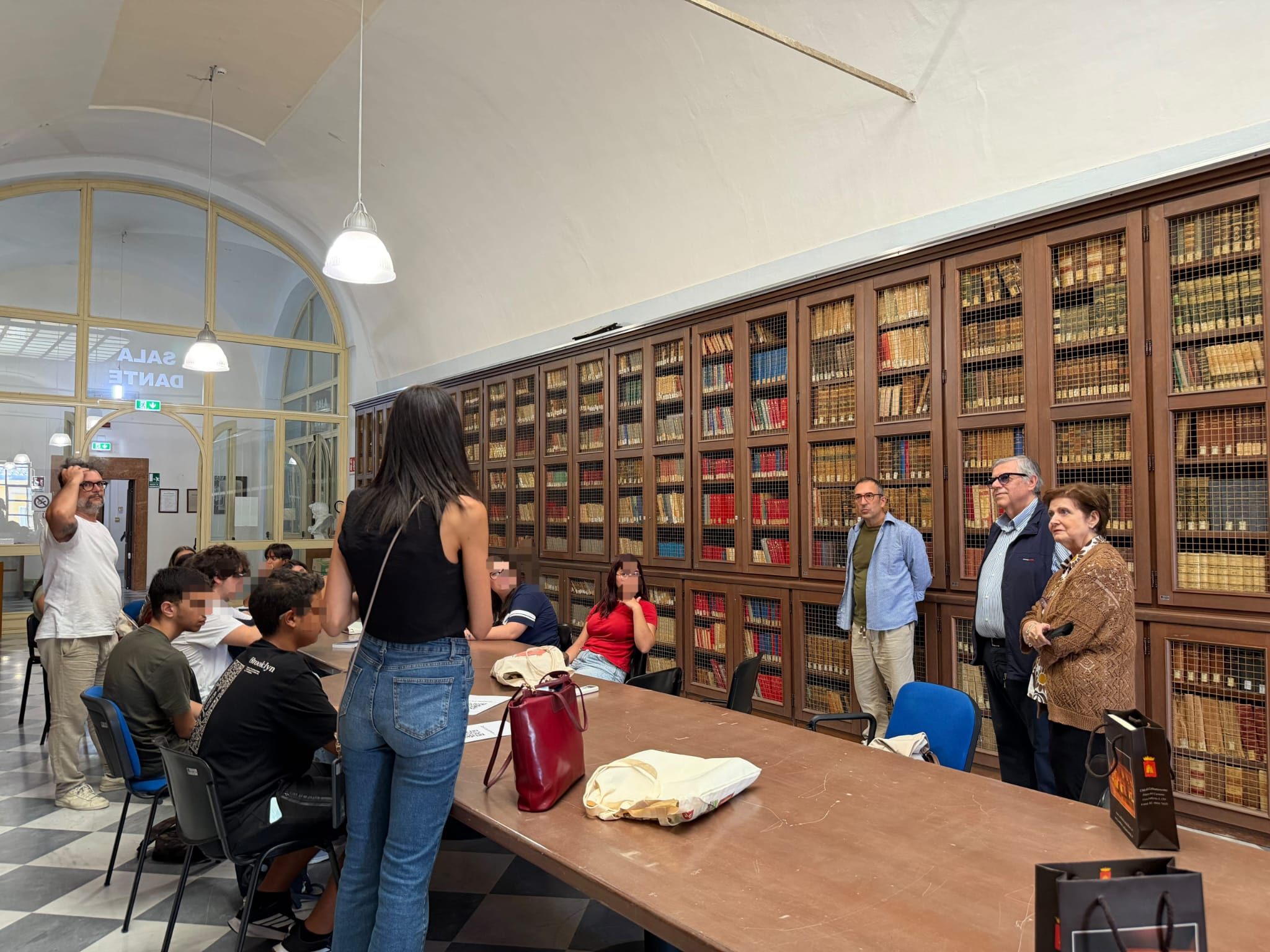 Successo per il “Silent Book Party” alla Biblioteca Scarabelli: i ragazzi di DesTEENazione alla scoperta dei libri e della storia cittadina
