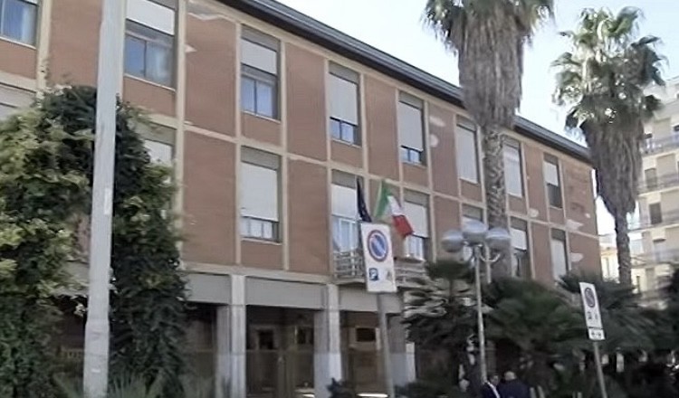 San Cataldo. M5S e Centro Sinistra Sancataldese replicano al PD: “Chi ha lasciato il campo non può pretendere di guidare la partita dal divano di casa”
