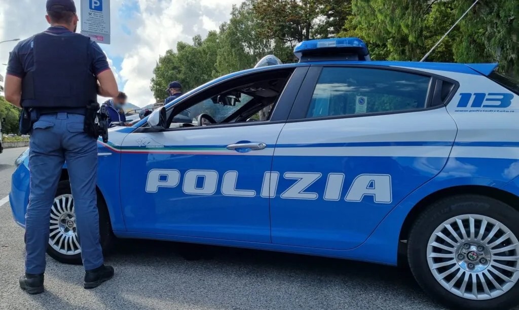 A19 Palermo – Catania, un cane di grossa taglia aggredisce la proprietaria: intervento della Polizia di Stato